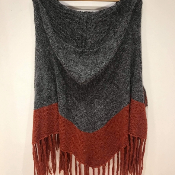 Beautiful knit poncho - Picture 2 of 7